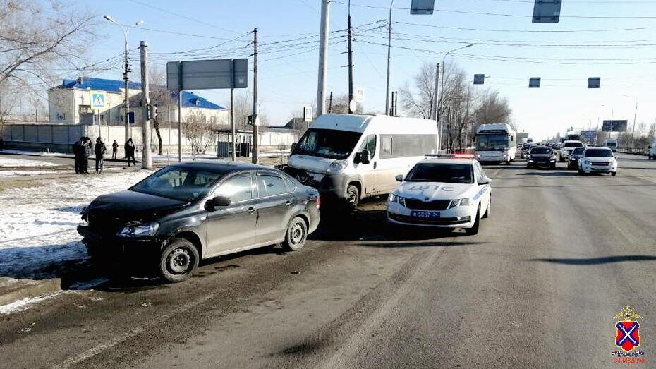 Место ДТП с участием маршрутного такси в Дзержинском районе Волгограда - РИА Новости, 1920, 08.02.2023