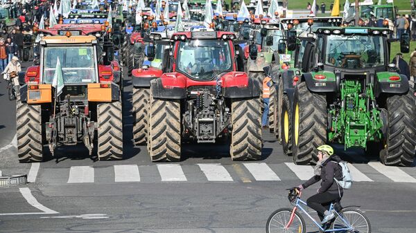 Трактора участников акции протеста в Париже против экологических мер правительства. Архивное фото