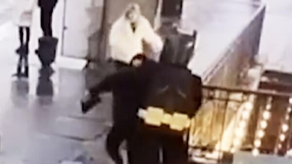 Аниматор в костюме Бэтмена спас девушку от ограбления на Невском проспекте в Санкт-Петербурге