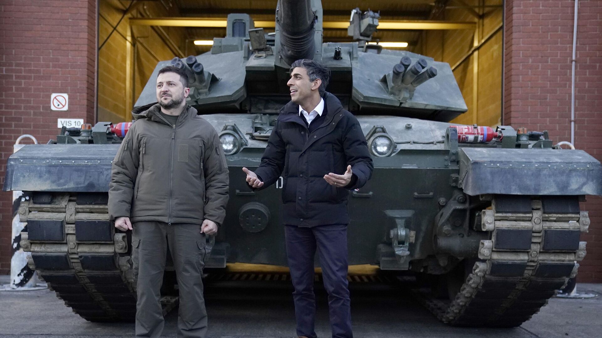 Премьер-министр Великобритании Риши Сунак и президент Украины Владимир Зеленский встречаются с украинскими военнослужащими, которые проходят обучение управлению танками Challenger 2 в Лулворте - РИА Новости, 1920, 29.03.2024