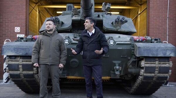 Премьер-министр Великобритании Риши Сунак и президент Украины Владимир Зеленский встречаются с украинскими военнослужащими, которые проходят обучение управлению танками Challenger 2 в Лулворте