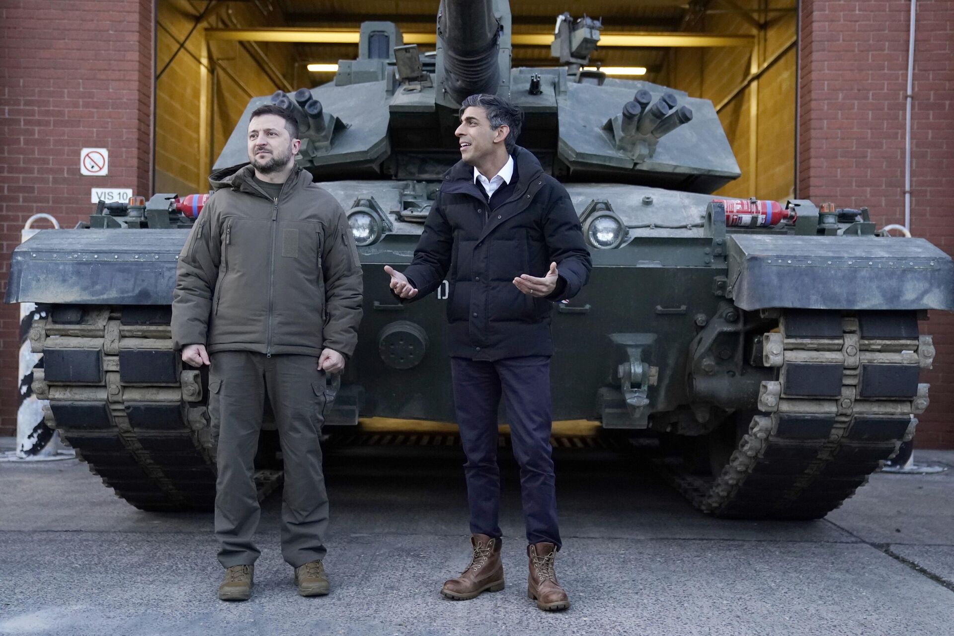 Премьер-министр Великобритании Риши Сунак и президент Украины Владимир Зеленский встречаются с украинскими военнослужащими, которые проходят обучение управлению танками Challenger 2 в Лулворте - РИА Новости, 1920, 22.03.2023
