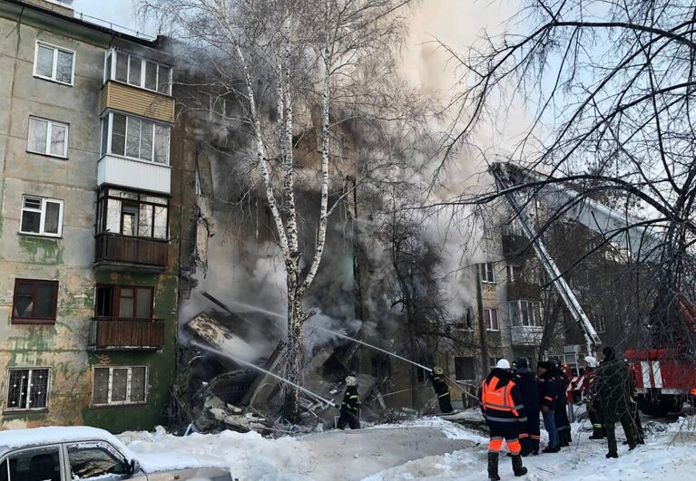 Спасатели на месте взрыва газа в пятиэтажном жилом доме на улице Линейная в Новосибирске