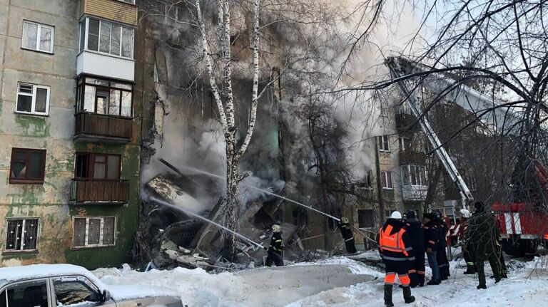 Спасатели на месте взрыва газа в пятиэтажном жилом доме на улице Линейная в Новосибирске