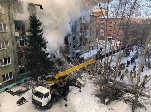 Спасатели на месте взрыва газа в пятиэтажном жилом доме на улице Линейная в Новосибирске