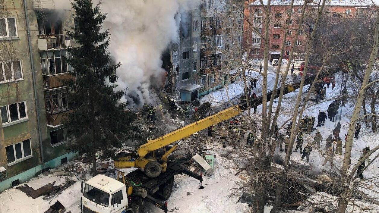 Спасатели на месте взрыва газа в пятиэтажном жилом доме на улице Линейная в Новосибирске - РИА Новости, 1920, 09.02.2023