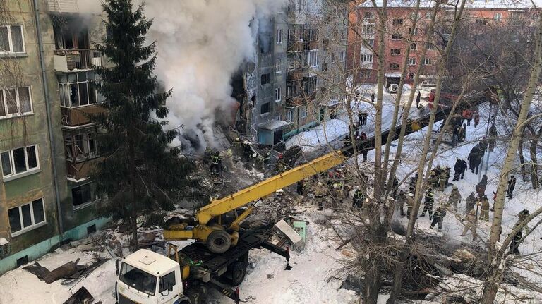 Спасатели на месте взрыва газа в пятиэтажном жилом доме на улице Линейная в Новосибирске