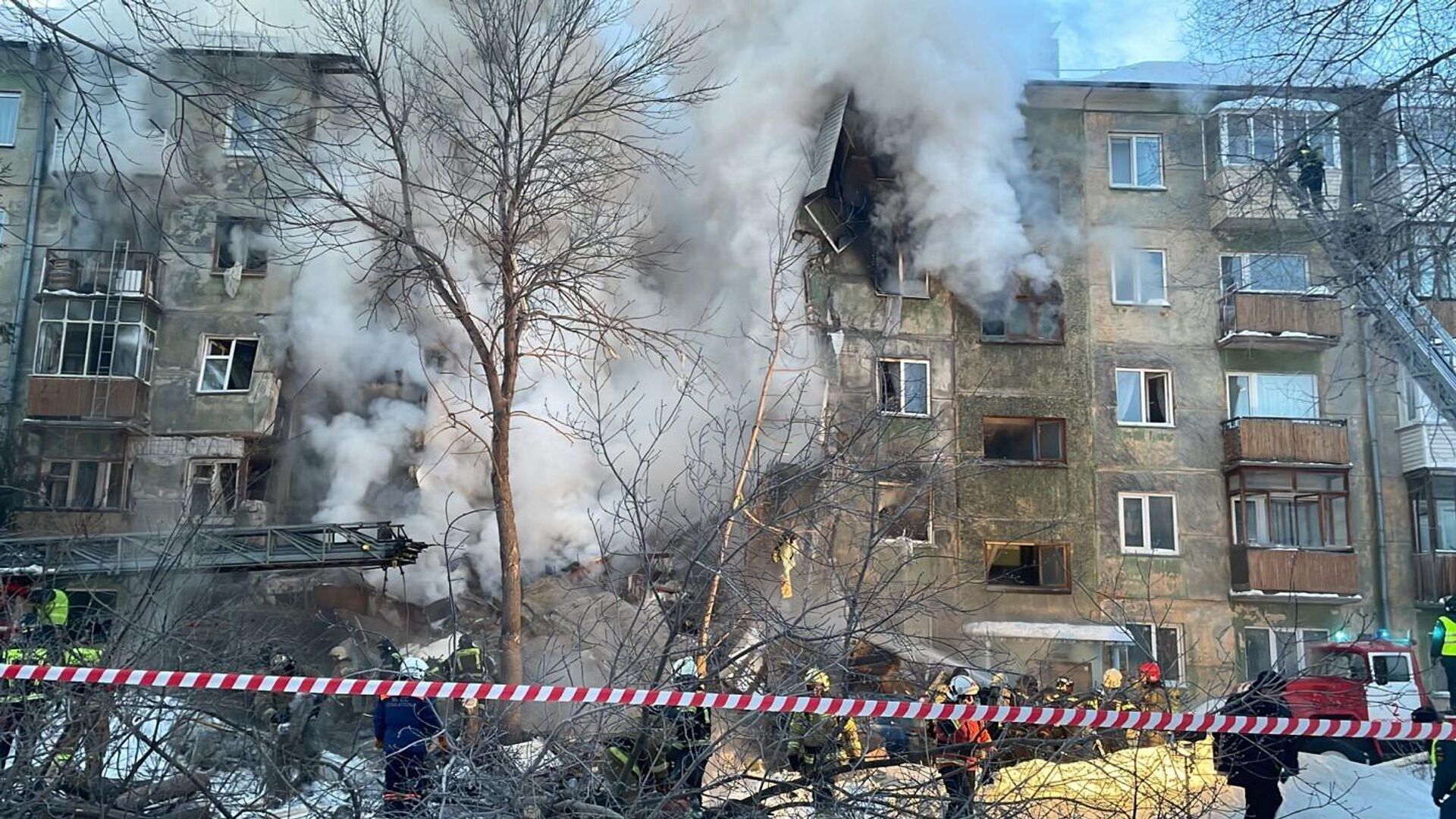 На месте взрыва газа в пятиэтажном жилом доме на улице Линейная в Новосибирске - РИА Новости, 1920, 09.02.2023