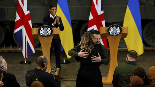 Президент Украины Владимир Зеленский обнимает журналистку во время совместной пресс-конференции с британским премьер-министром Риши Сунаком