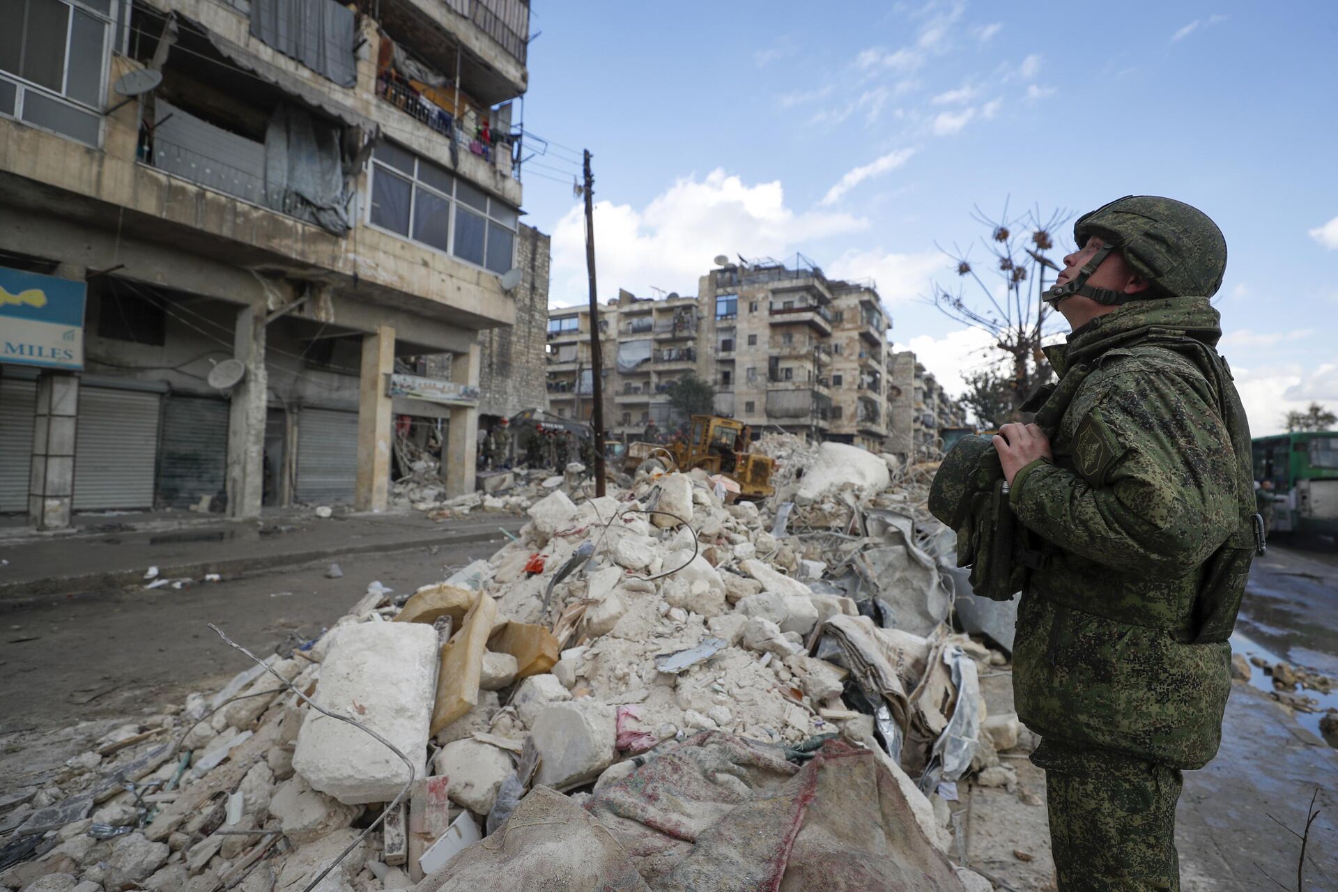 Российский солдат возле разрушенного в результате землетрясения жилого дома в Алеппо, Сирия - РИА Новости, 1920, 15.03.2023