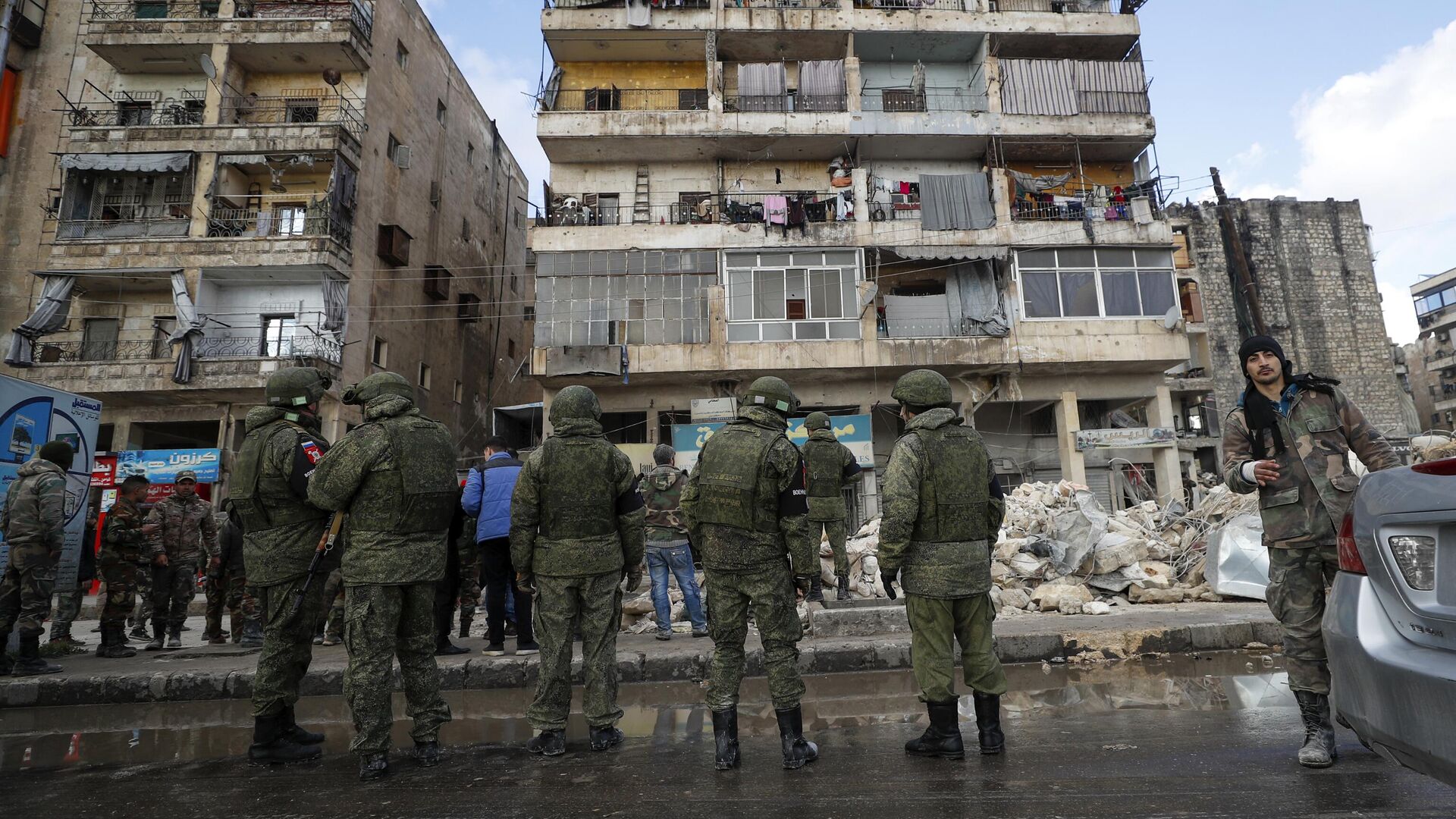 Российские военные возле разрушенного в результате землетрясения жилого дома в Алеппо, Сирия - РИА Новости, 1920, 15.02.2023