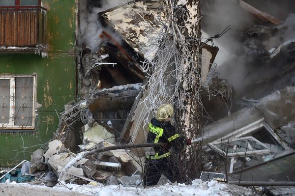 Спасатель на месте взрыва газа в пятиэтажном жилом доме на улице Линейная в Новосибирске