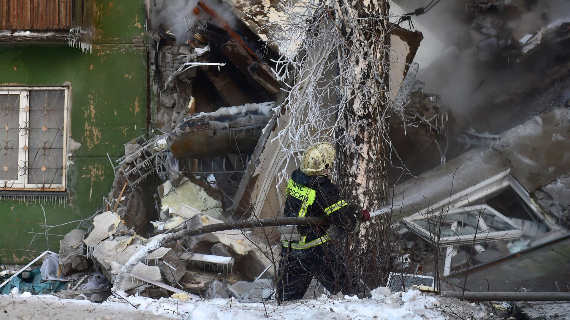 Спасатель на месте взрыва газа в пятиэтажном жилом доме на улице Линейная в Новосибирске - РИА Новости, 1920, 09.02.2023