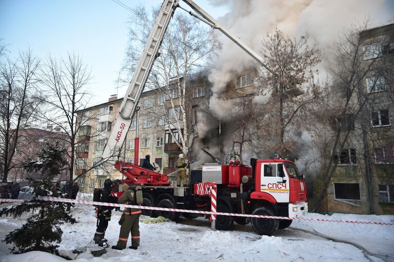 Спасатели на месте взрыва газа в пятиэтажном жилом доме на улице Линейная в Новосибирске