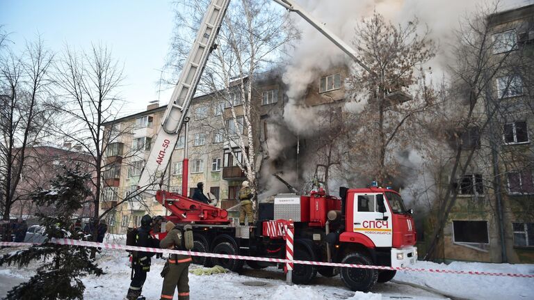 Спасатели на месте взрыва газа в пятиэтажном жилом доме на улице Линейная в Новосибирске