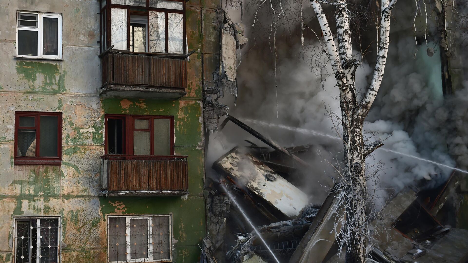 Власти назвали причину обрушения подъезда жилого дома в Новосибирске