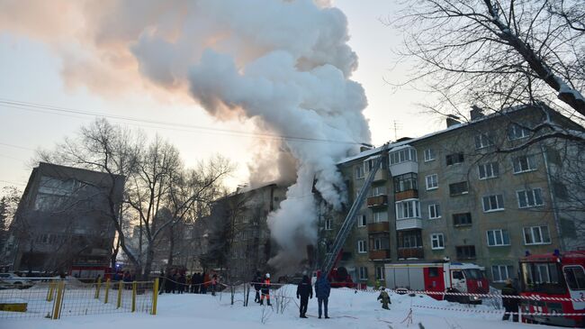 Спасатели на месте взрыва газа в пятиэтажном жилом доме на улице Линейная в Новосибирске