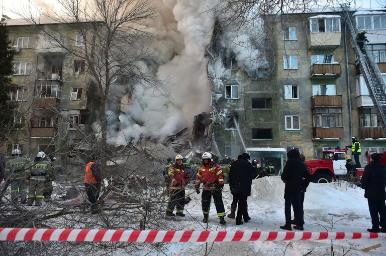 Спасатели на месте взрыва газа в пятиэтажном жилом доме на улице Линейная в Новосибирске