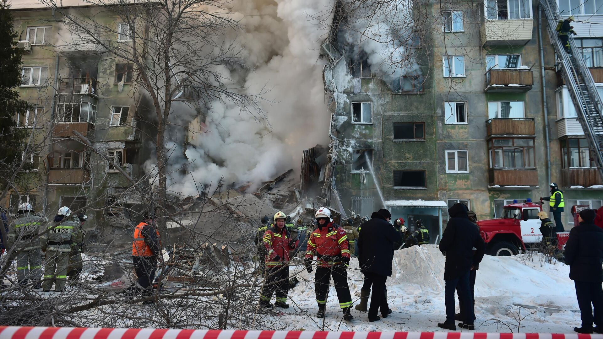 Спасатели на месте взрыва газа в пятиэтажном жилом доме на улице Линейная в Новосибирске - РИА Новости, 1920, 10.02.2023