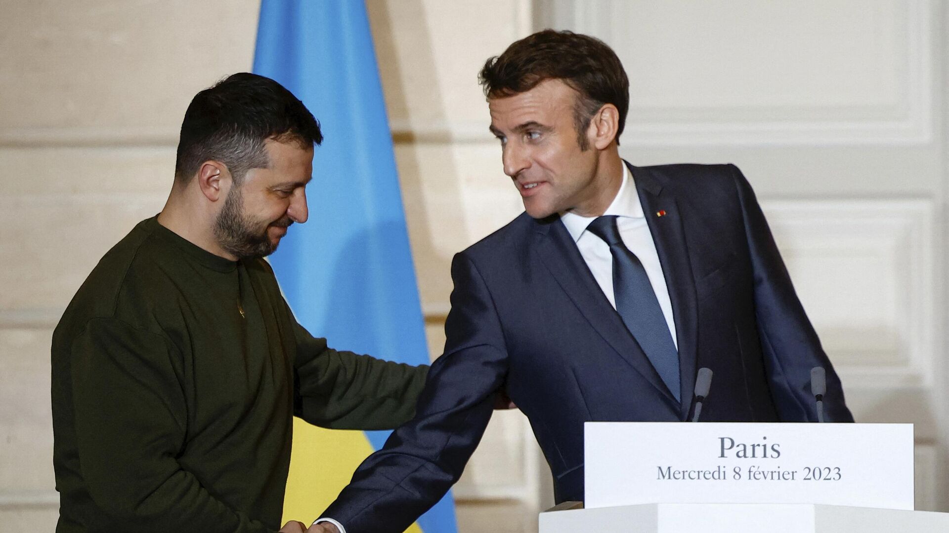 Президент Франции Эммануэль Макрон и президент Украины Владимир Зеленский во время встречи - РИА Новости, 1920, 15.02.2024