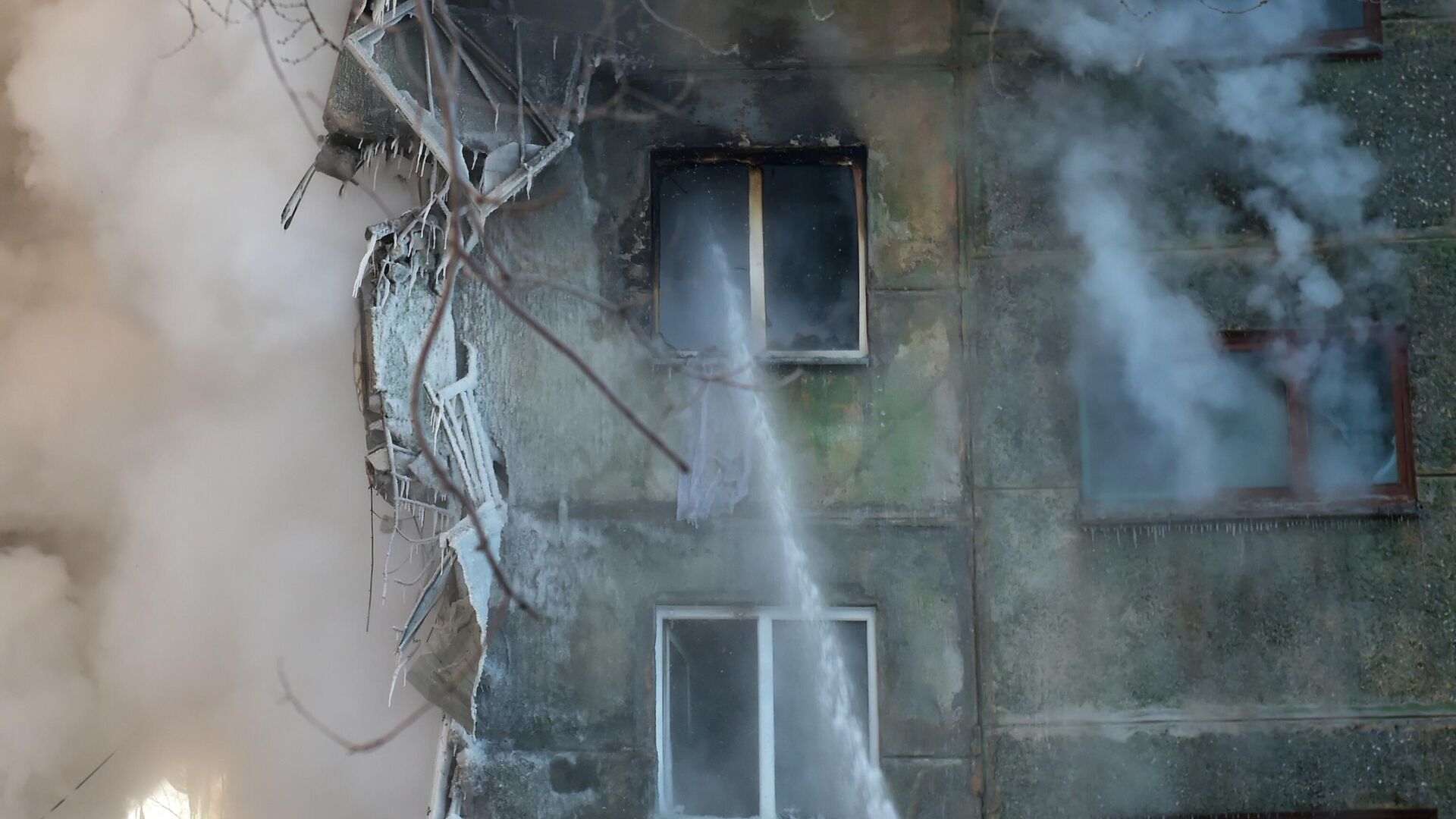 На месте взрыва газа в пятиэтажном жилом доме на улице Линейная в Новосибирске - РИА Новости, 1920, 10.02.2023