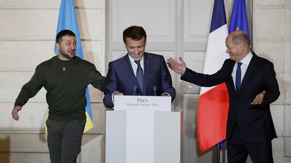 Президент Украины Владимир Зеленский, президент Франции Эммануэль Макрон и канцлер Германии Олаф Шольц во время пресс-конференции в Париже