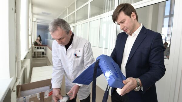 Главный врач Николай Нестеров принимает новое оборудование из Санкт-Петербурга в Республиканском центре крови, Донецк