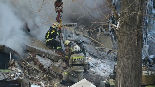 Спасатели на месте взрыва газа в пятиэтажном жилом доме на улице Линейной в Новосибирске