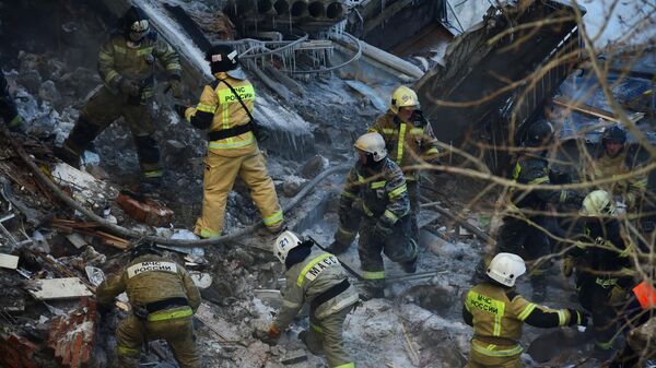 Спасатели на месте взрыва газа в пятиэтажном жилом доме на улице Линейная в Новосибирске