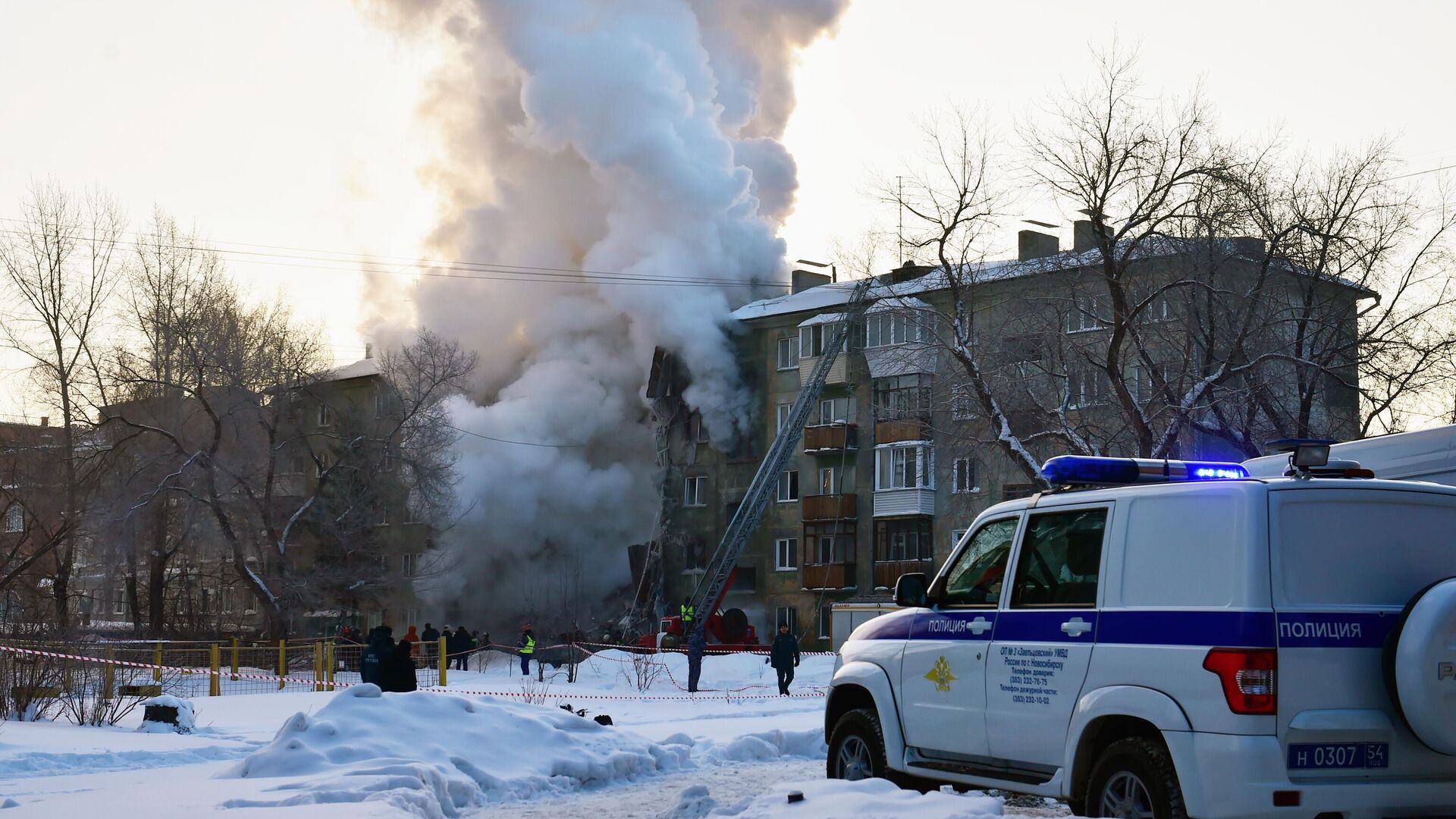 Автомобиль полиции на месте взрыва газа в пятиэтажном жилом доме на улице Линейная в Новосибирске - РИА Новости, 1920, 09.02.2023