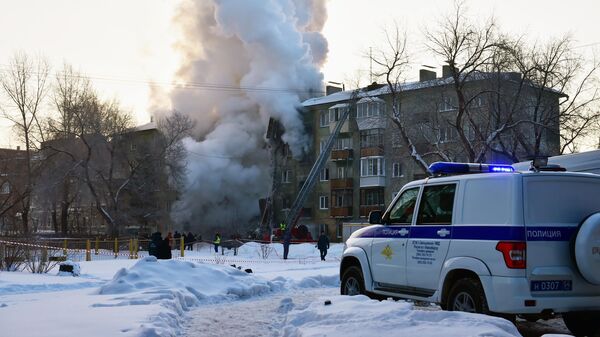 Автомобиль полиции на месте взрыва газа в пятиэтажном жилом доме на улице Линейная в Новосибирске