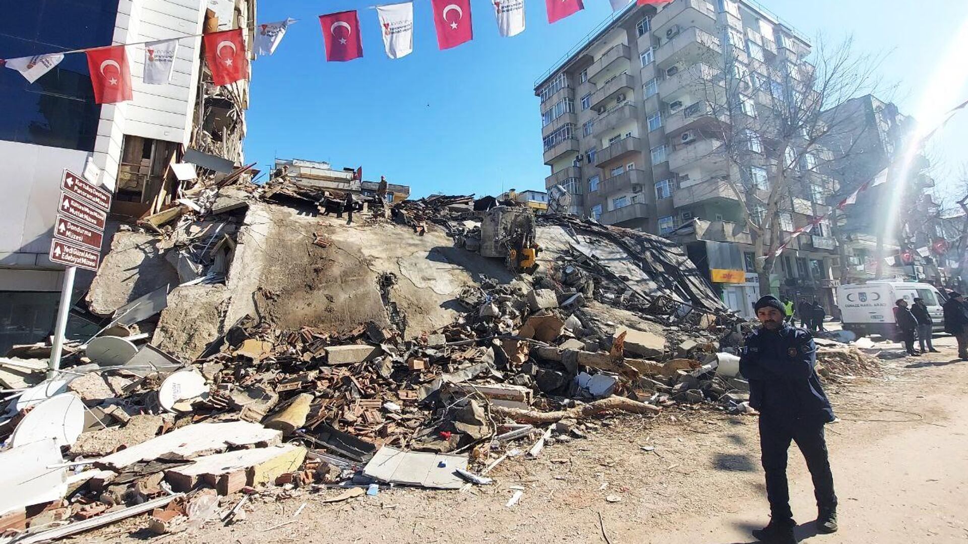 Жилые дома, разрушенные в результате землетрясения в турецком городе Кахраманмараш - РИА Новости, 1920, 09.02.2023