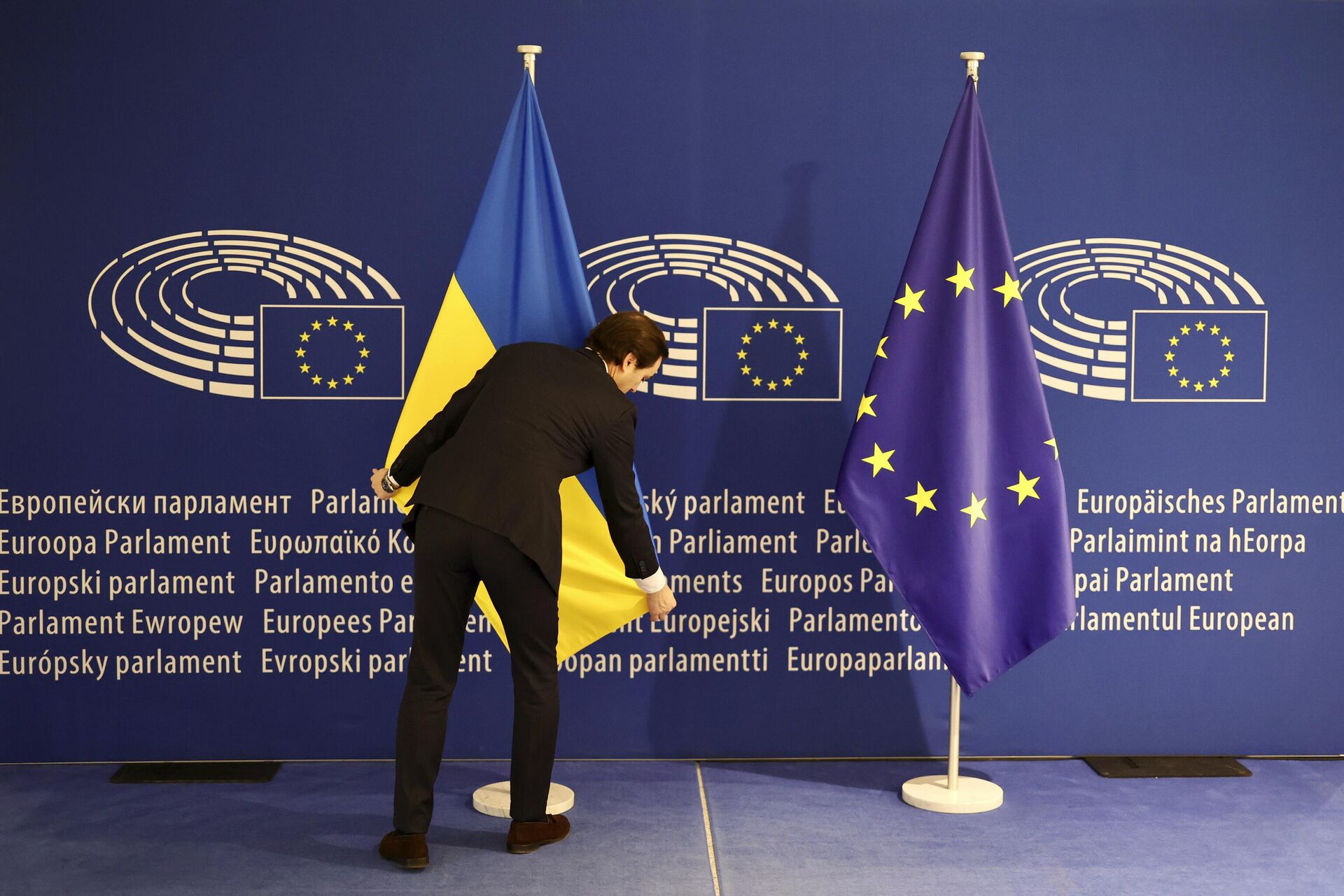 Флаги Украины и ЕС в здании Европейского парламента в Брюсселе - РИА Новости, 1920, 18.01.2024