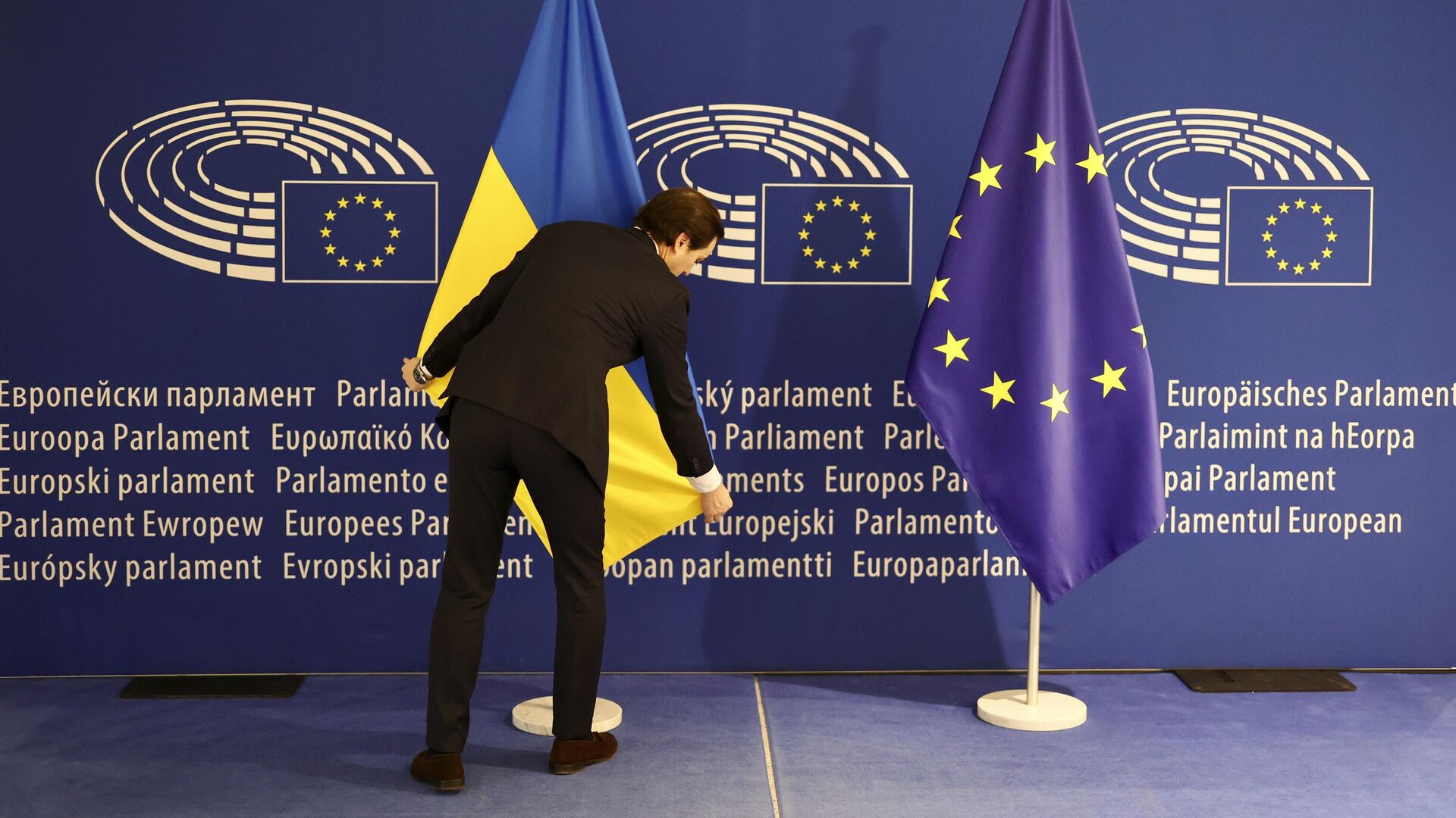 Флаги Украины и ЕС в здании Европейского парламента в Брюсселе - РИА Новости, 1920, 08.11.2023