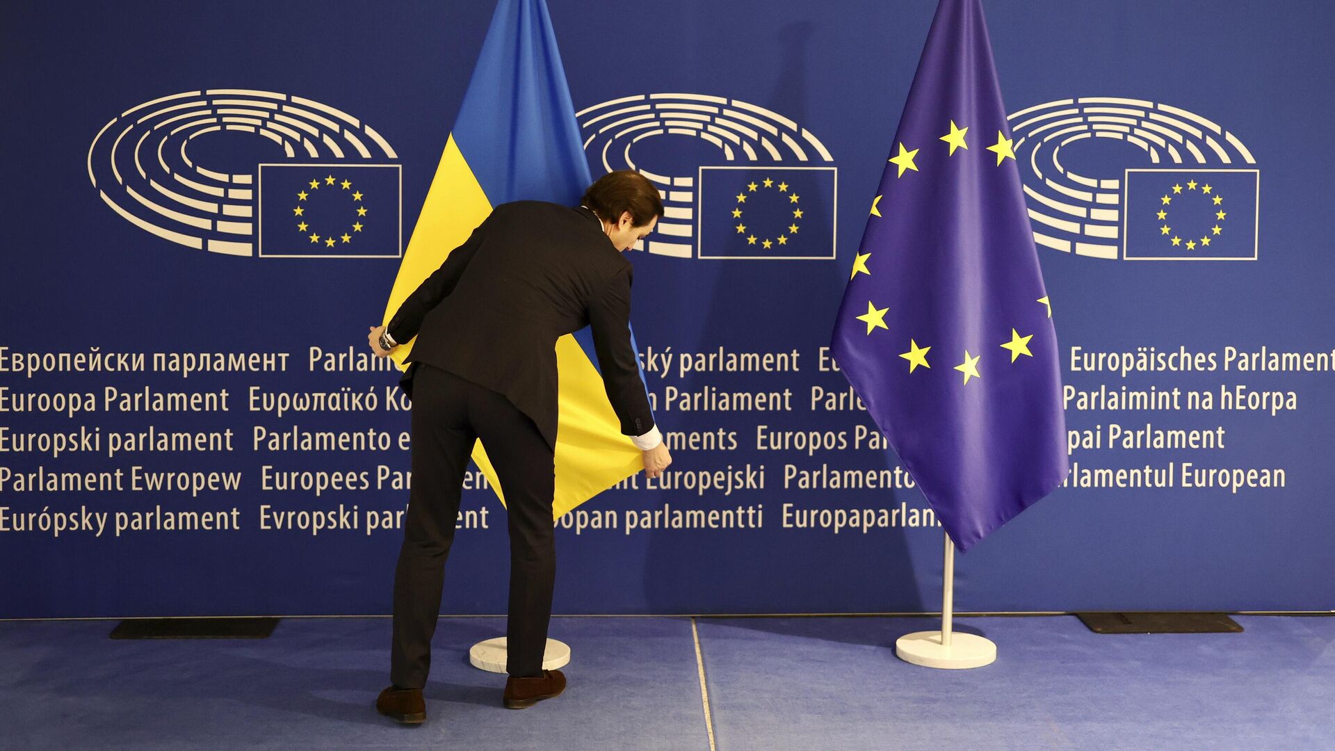 Флаги Украины и ЕС в здании Европейского парламента в Брюсселе - РИА Новости, 1920, 16.05.2023