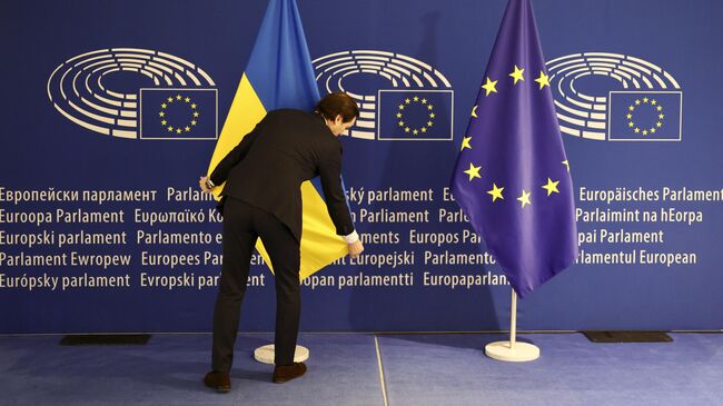 Флаги Украины и ЕС в здании Европарламента в Брюсселе