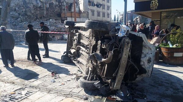 Перевернутый автомобиль, пострадавший в результате землетрясения в турецком городе Кахраманмараш
