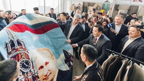 Глава Бурятии Алексей Цыденов на ярмарке в Улан-Удэ купил ковер монгольского производства с портретом Путина