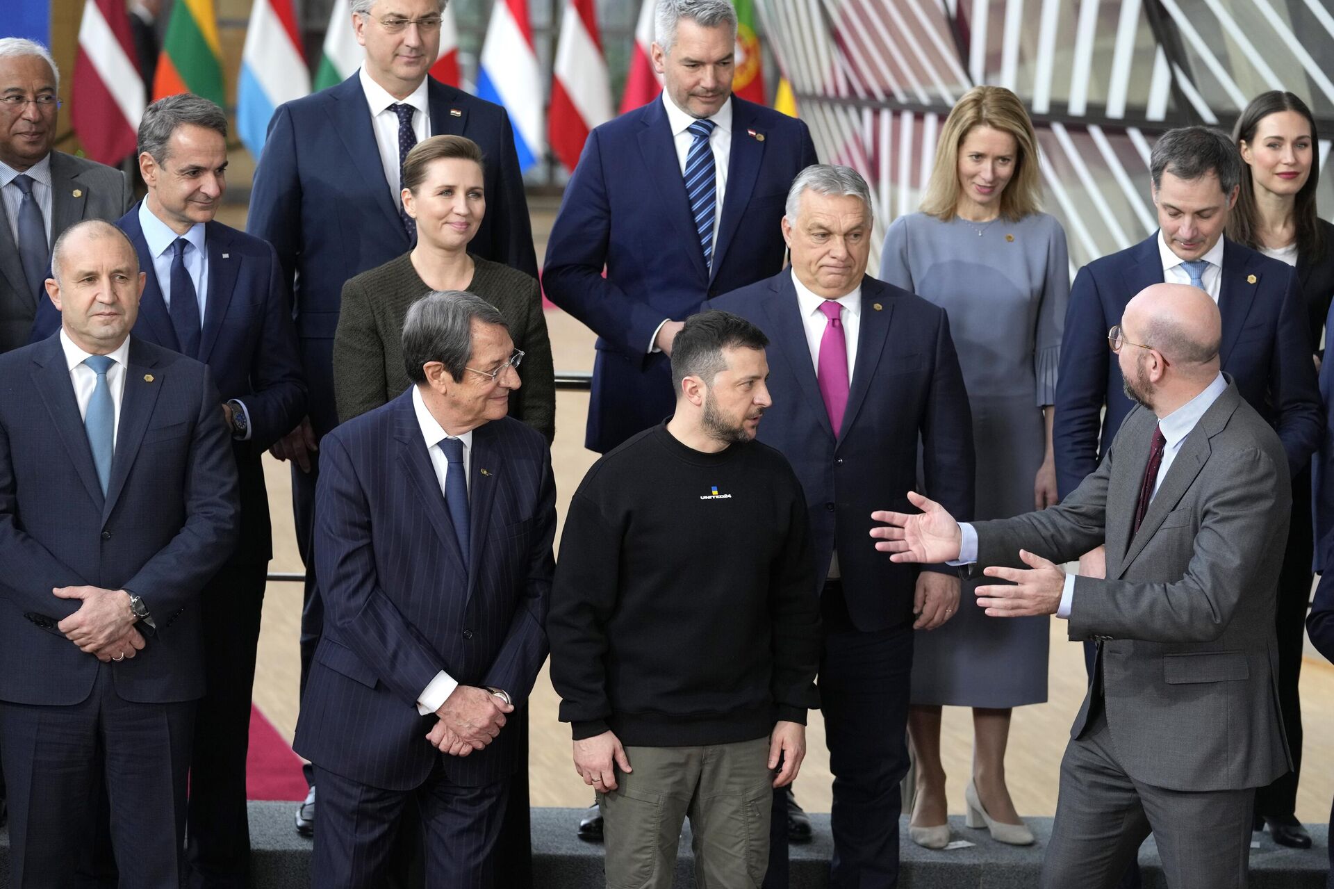 Премьер-министр Венгрии Виктор Орбан отказался аплодировать президенту Украины Владимиру Зеленскому перед совместной фотографией лидеров ЕС в Брюсселе - РИА Новости, 1920, 20.02.2023