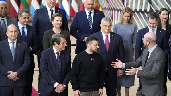 Премьер-министр Венгрии Виктор Орбан отказался аплодировать президенту Украины Владимиру Зеленскому перед совместной фотографией лидеров ЕС в Брюсселе