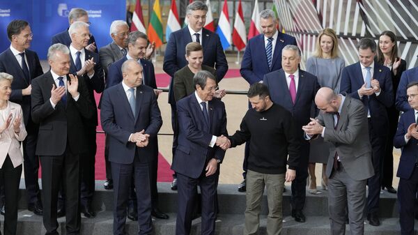 Президент Украины Владимир Зеленский во время группового фото на саммите ЕС в Брюсселе