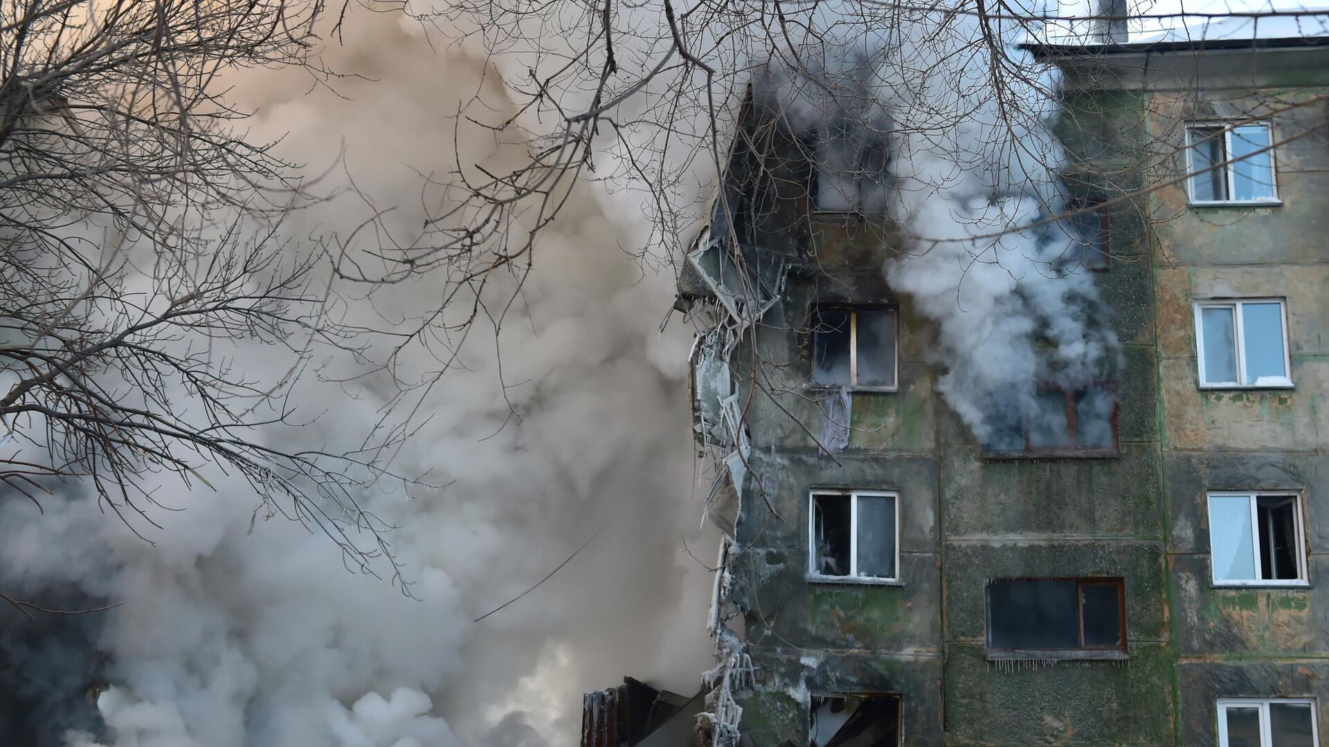 На месте взрыва газа в пятиэтажном жилом доме на улице Линейная в Новосибирске - РИА Новости, 1920, 16.02.2023