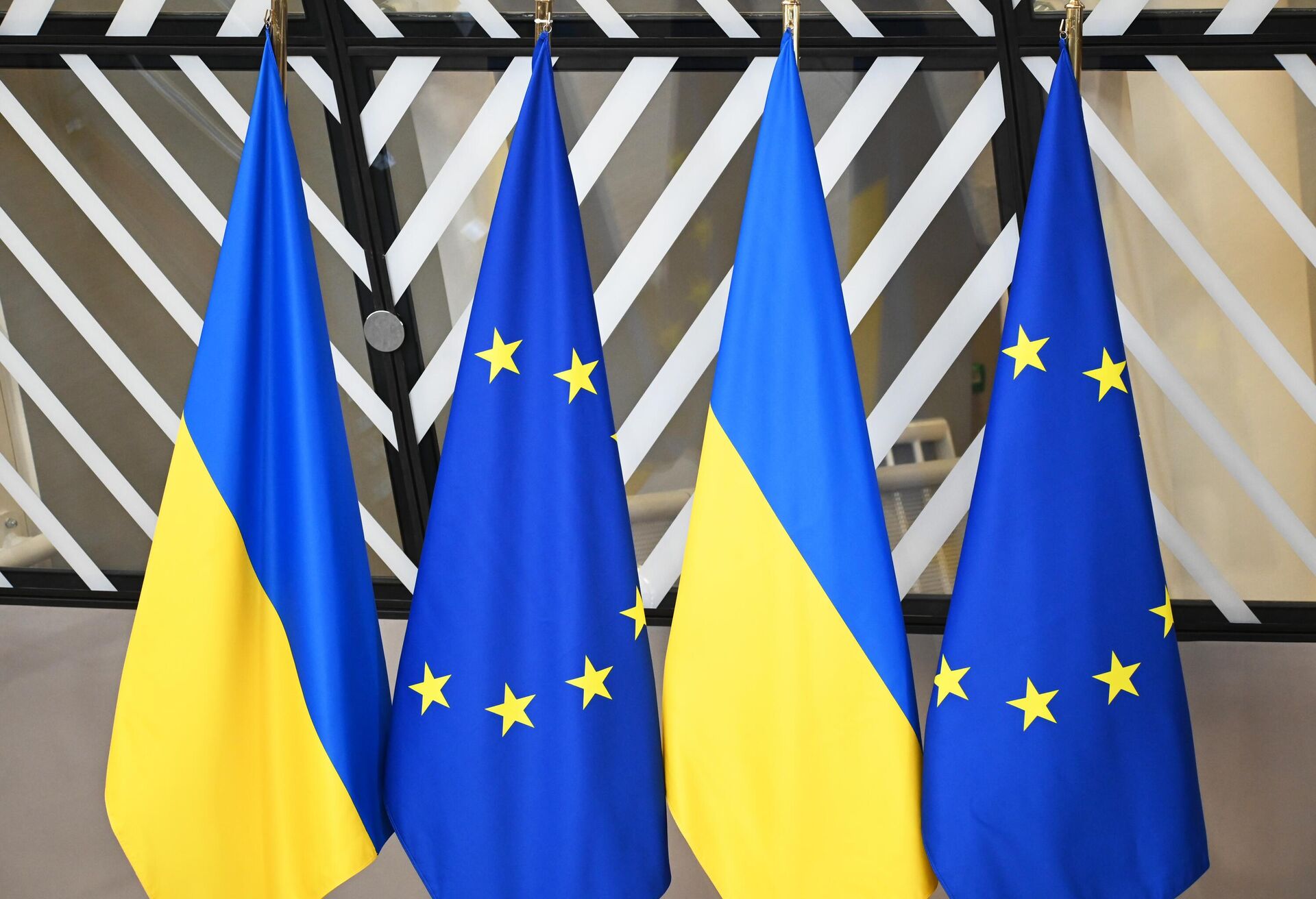 Государственные флаги Украины и флаги с символикой Евросоюза - РИА Новости, 1920, 15.07.2025