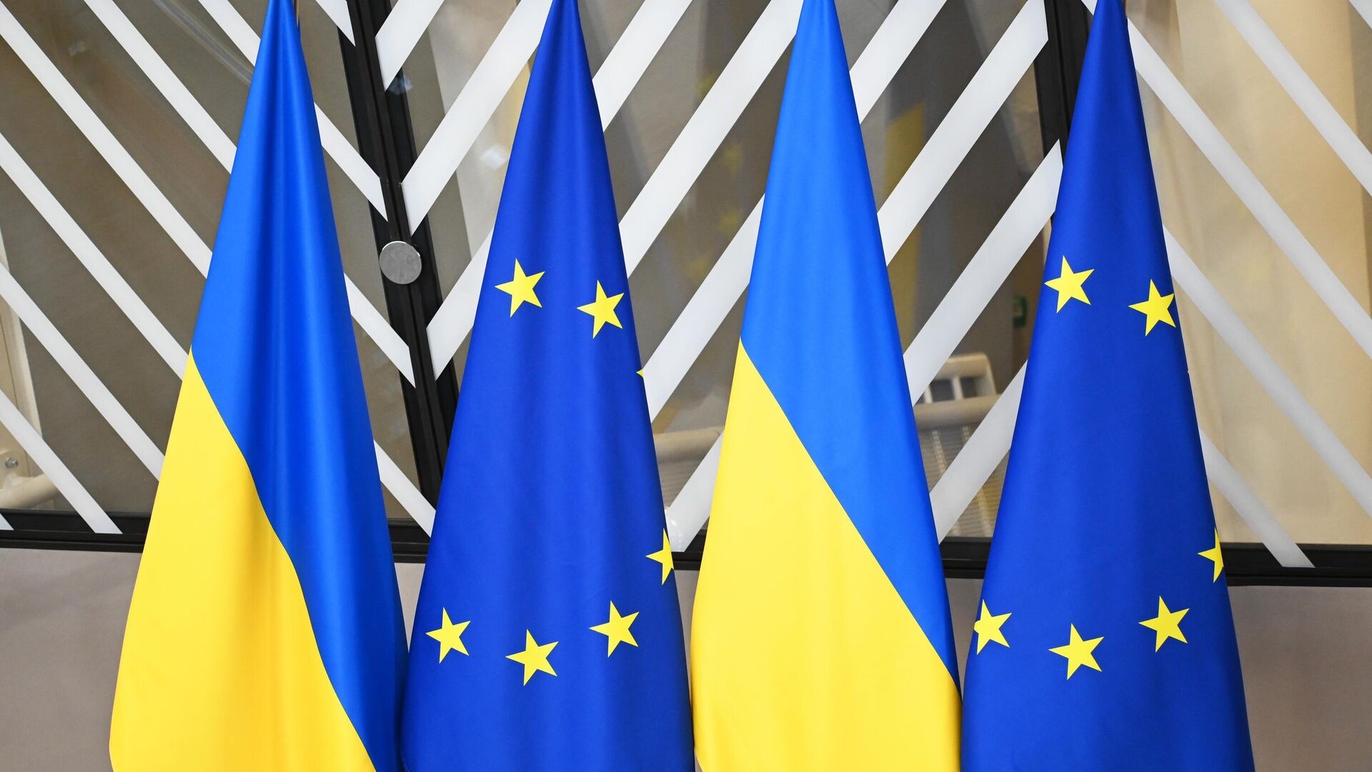 Государственные флаги Украины и флаги с символикой Евросоюза. Архивное фото - РИА Новости, 1920, 17.11.2023