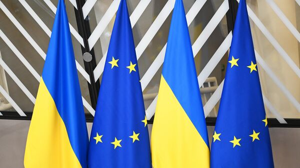 Государственные флаги Украины и флаги с символикой ЕС. Архивное фото