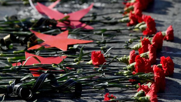 Цветы на месте расстрела молодогвардейцев в Ровеньках