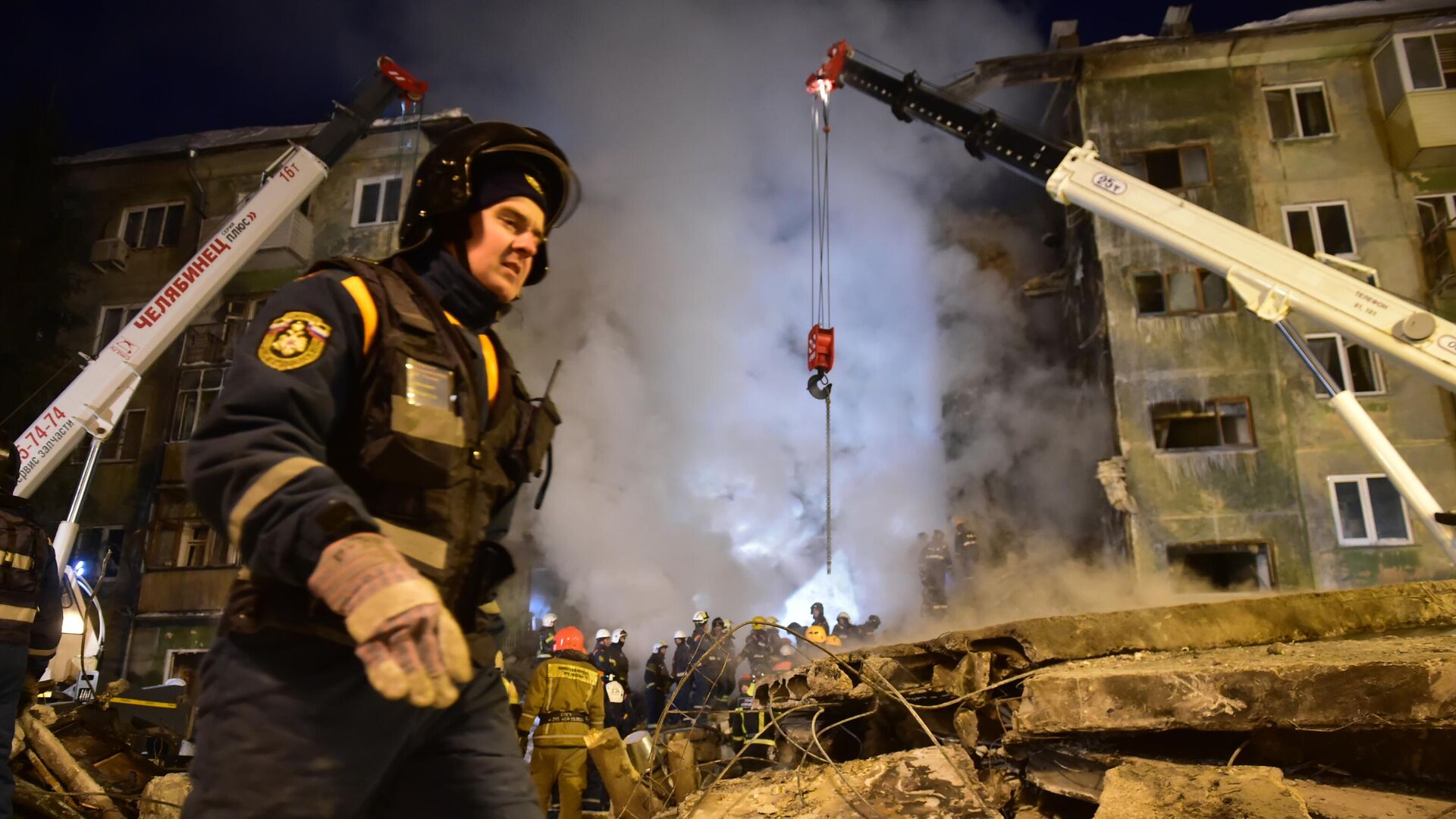 Спасатели разбирают завалы на месте взрыва газа в пятиэтажном жилом доме на улице Линейная в Новосибирске - РИА Новости, 1920, 14.02.2023