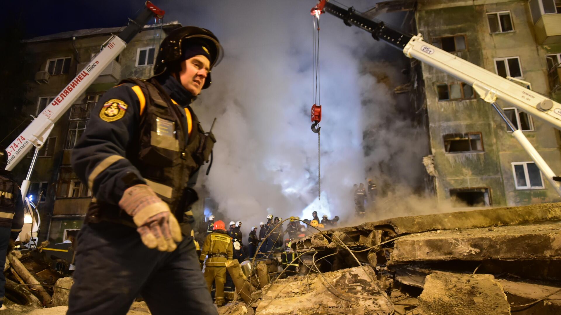 Спасатели разбирают завалы на месте взрыва газа в пятиэтажном жилом доме на улице Линейная в Новосибирске - РИА Новости, 1920, 14.02.2023
