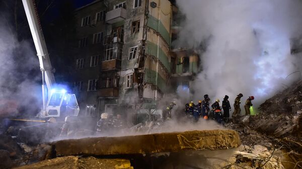 Спасатели разбирают завалы на месте обрушение подъезда из-за взрыва газа в пятиэтажном жилом доме на улице Линейная в Новосибирске