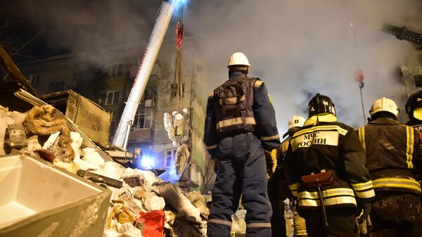 Спасатели разбирают завалы на месте обрушение подъезда из-за взрыва газа в пятиэтажном жилом доме на улице Линейная в Новосибирске